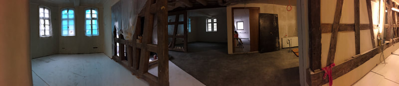 Holzbalken und Fenster