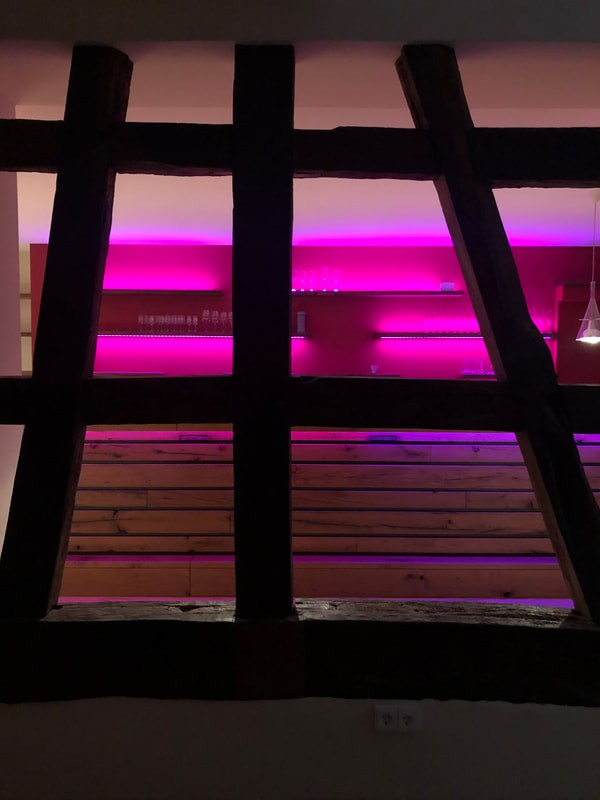 Bar in warmem Licht